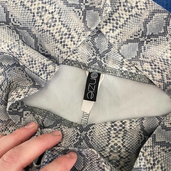 Onzie Vamp Grey White Snake Print Leggings Yoga Activewear Workouts Small/Medium - Picture 4 of 5